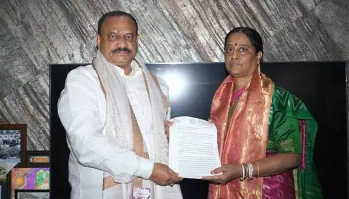 కడియం శ్రీహరి పై టీపీసీసీ చీఫ్కు కొండా సురేఖ ఫిర్యాదు కడియం శ్రీహరి పై టీపీసీసీ చీఫ్కు కొండా సురేఖ ఫిర్యాదు