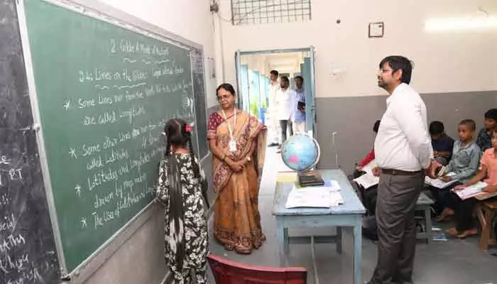 విద్యార్థులను తీర్చిదిద్దడంలో ఉపాధ్యాయుల పాత్ర కీలకం : కలెక్టర్ కుమార్ దీపక్ విద్యార్థులను తీర్చిదిద్దడంలో ఉపాధ్యాయుల పాత్ర కీలకం : కలెక్టర్ కుమార్ దీపక్