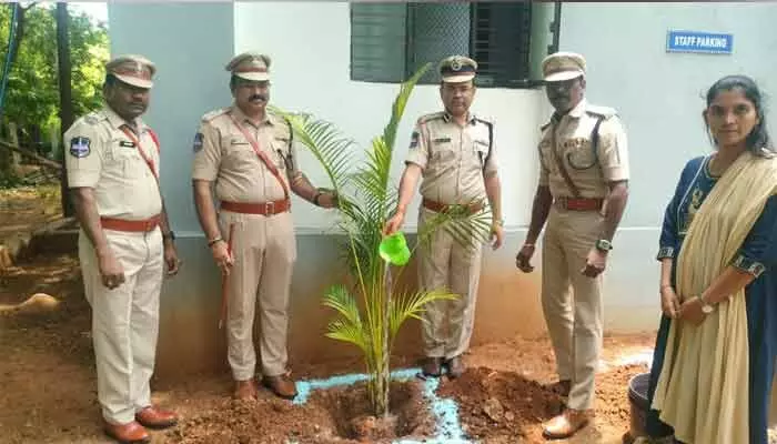 సాంకేతిక సేవలను ప్రజలకు చేరవేయాలి : సీపీ అంబర్ కిషోర్ ఝా సాంకేతిక సేవలను ప్రజలకు చేరవేయాలి : సీపీ అంబర్ కిషోర్ ఝా