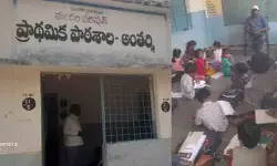 అంతర్నీ బడిలో అటెండర్తోనే చదువులు..! అంతర్నీ బడిలో అటెండర్తోనే చదువులు..!