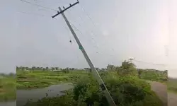 ప్రమాదకరంగా వంగిన విద్యుత్ స్తంభం ప్రమాదకరంగా వంగిన విద్యుత్ స్తంభం
