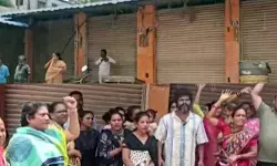 సింహాచలంలో హైటెన్షన్.. 13 షాపుల ఓనర్ల ఆత్మహత్యాయత్నం..! సింహాచలంలో హైటెన్షన్.. 13 షాపుల ఓనర్ల ఆత్మహత్యాయత్నం..!