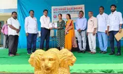ప్రతిభావంతులైన విద్యార్థులకు నగదు బహుమతులు ప్రతిభావంతులైన విద్యార్థులకు నగదు బహుమతులు