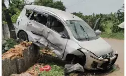 అదుపుతప్పి గోడపైకి దూసుకెళ్లిన కారు