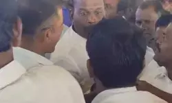 బీఆర్ఎస్ వర్సెస్ కాంగ్రెస్..సర్పంచుల మధ్య తీవ్ర వాగ్వాదం బీఆర్ఎస్ వర్సెస్ కాంగ్రెస్..సర్పంచుల మధ్య తీవ్ర వాగ్వాదం