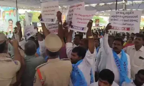 చేపల మార్కెట్ శంకుస్థాపనలో మంత్రి వాకిటి శ్రీహరికి నిరసన సెగ