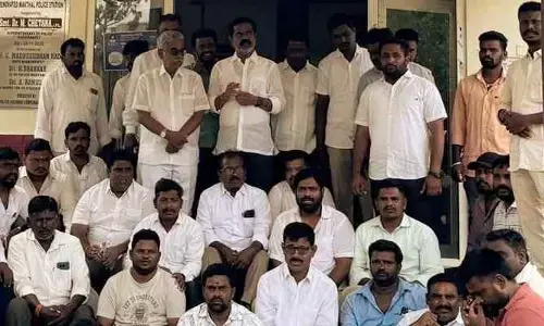 పోలీస్ స్టేషన్ ముందు చిట్టెం రామ్మోహన్ రెడ్డి ధర్నా