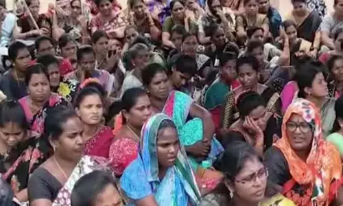 తిరుపతి కలెక్టరేట్ వద్ద ఉద్రిక్తత