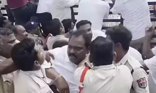 100 పడకల ఆసుపత్రి వద్ద ఉద్రిక్తత