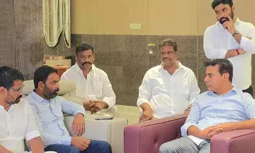 శంభీపూర్ రాజు నివాసానికి కేటీఆర్