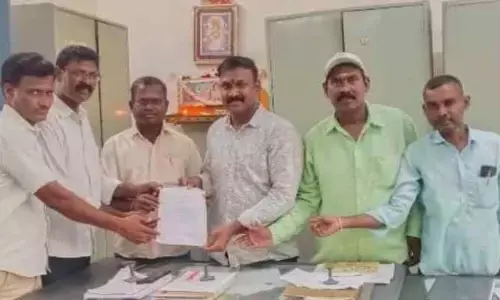 జర్నలిస్టులకు ఉచిత ప్రయాణం అందించాలి
