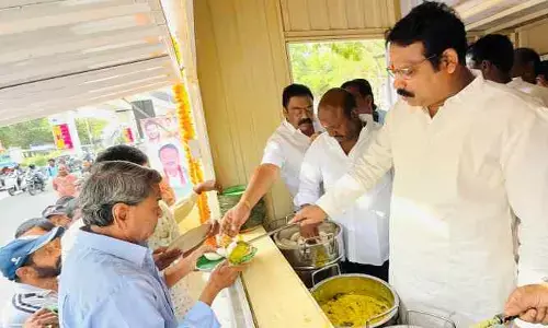 ఇందిరమ్మ క్యాంటీన్ ప్రారంభించిన‌ ఎమ్మెల్యే శ్రీగణేష్