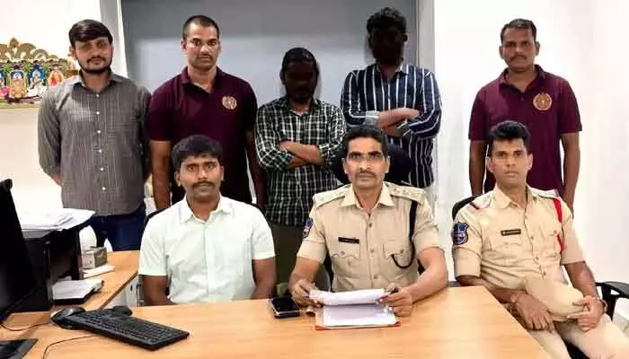 రూ. 4.70కోట్లు కొట్టేసిన సైబర్ నేరగాళ్లు.. ఇద్దరి అరెస్ట్ రూ. 4.70కోట్లు కొట్టేసిన సైబర్ నేరగాళ్లు.. ఇద్దరి అరెస్ట్
