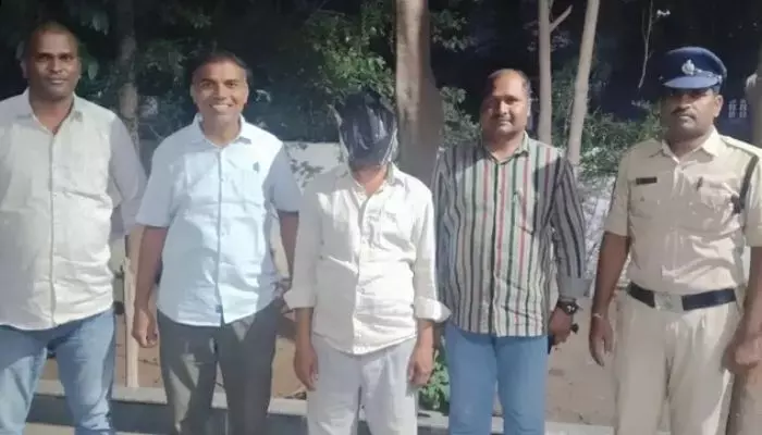 హైదరాబాద్లో దారుణం.. ఆస్పత్రికి తీసుకెళ్లమంటే అత్యాచారం చేసిన ఆటో డ్రైవర్ హైదరాబాద్లో దారుణం.. ఆస్పత్రికి తీసుకెళ్లమంటే అత్యాచారం చేసిన ఆటో డ్రైవర్