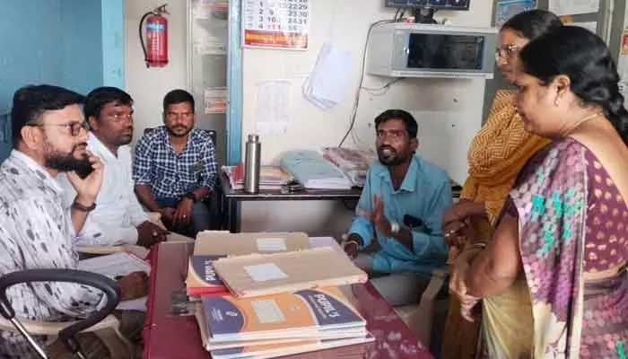 300 మంది బాలికలకు ఒక్క టీచర్.. KGBVలో విద్యాబోధన అస్తవ్యస్తం 300 మంది బాలికలకు ఒక్క టీచర్.. KGBVలో విద్యాబోధన అస్తవ్యస్తం