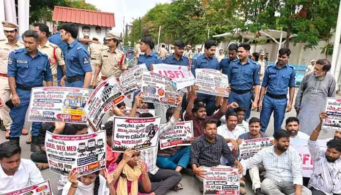 విద్యార్థుల సమస్యల పరిష్కారానికి ప్రజాభవన్ ముట్టడి.. యూఎస్ఎఫ్ఐ నేతల అరెస్ట్.. విద్యార్థుల సమస్యల పరిష్కారానికి ప్రజాభవన్ ముట్టడి.. యూఎస్ఎఫ్ఐ నేతల అరెస్ట్..