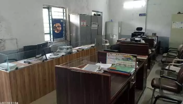 గంగాధర తహసీల్దార్ కార్యాలయంలో సమయపాలన గాలికే? గంగాధర తహసీల్దార్ కార్యాలయంలో సమయపాలన గాలికే?
