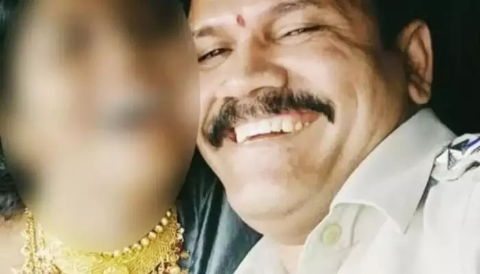 పర్సనల్ వీడియోలు బయటపెడతానని బెదిరిస్తున్నాడు.. సీఐపై భార్య ఫిర్యాదు పర్సనల్ వీడియోలు బయటపెడతానని బెదిరిస్తున్నాడు.. సీఐపై భార్య ఫిర్యాదు