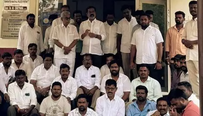 పోలీస్ స్టేషన్ ముందు చిట్టెం రామ్మోహన్ రెడ్డి ధర్నా పోలీస్ స్టేషన్ ముందు చిట్టెం రామ్మోహన్ రెడ్డి ధర్నా