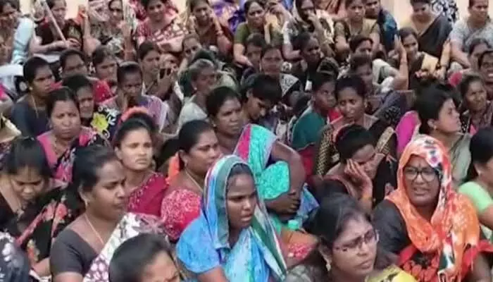 తిరుపతి కలెక్టరేట్ వద్ద ఉద్రిక్తత తిరుపతి కలెక్టరేట్ వద్ద ఉద్రిక్తత
