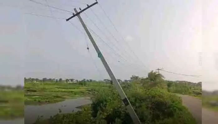 ప్రమాదకరంగా వంగిన విద్యుత్ స్తంభం ప్రమాదకరంగా వంగిన విద్యుత్ స్తంభం
