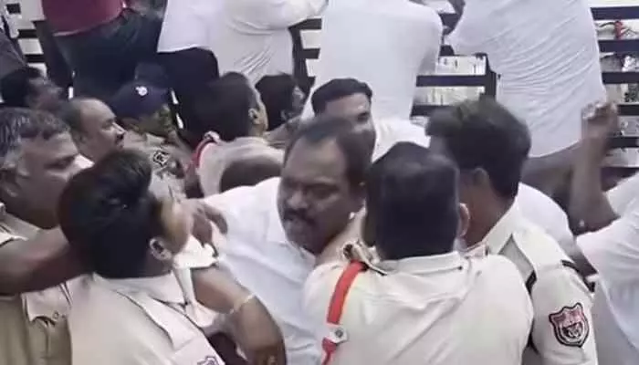 100 పడకల ఆసుపత్రి వద్ద ఉద్రిక్తత 100 పడకల ఆసుపత్రి వద్ద ఉద్రిక్తత