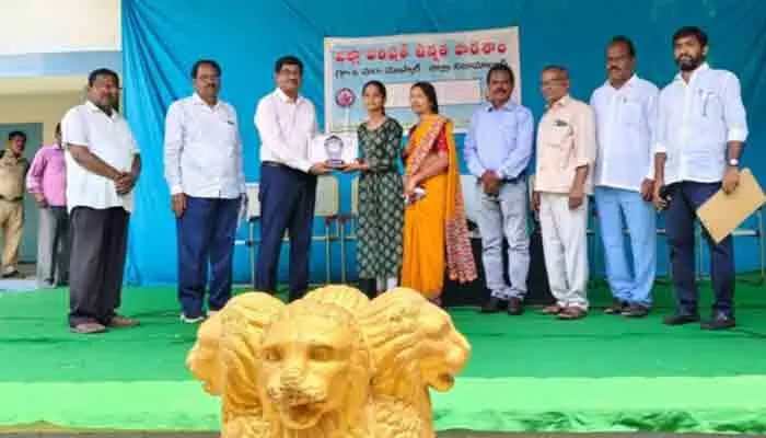 ప్రతిభావంతులైన విద్యార్థులకు నగదు బహుమతులు ప్రతిభావంతులైన విద్యార్థులకు నగదు బహుమతులు