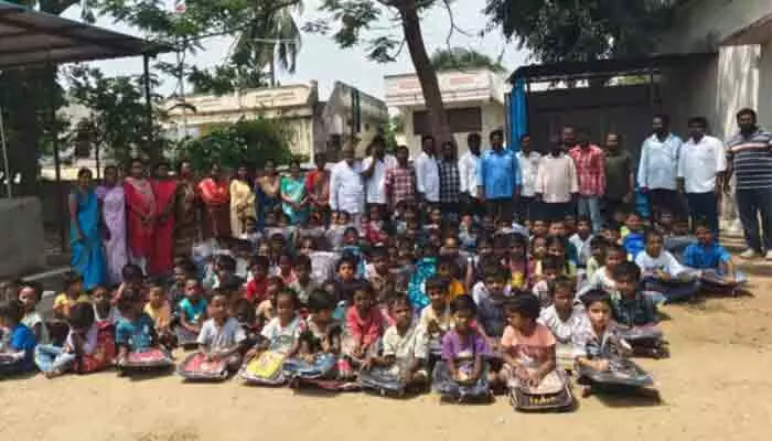 విద్యార్థుల చదువుకు చేయూత విద్యార్థుల చదువుకు చేయూత