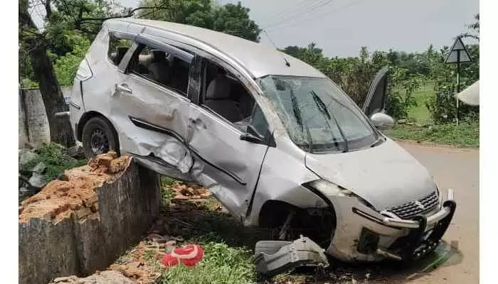 అదుపుతప్పి గోడపైకి దూసుకెళ్లిన కారు అదుపుతప్పి గోడపైకి దూసుకెళ్లిన కారు