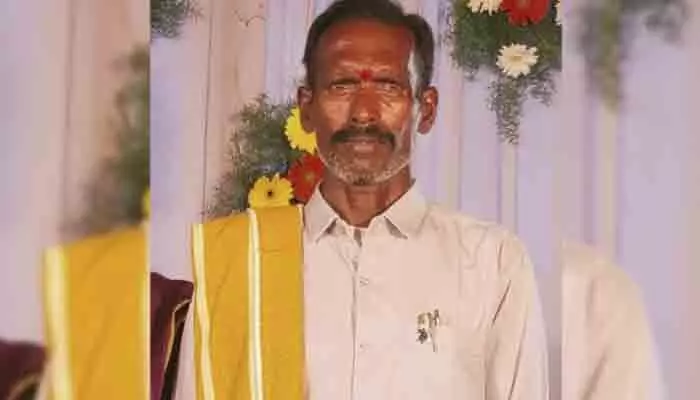 పొలానికి నీరు పెడుతుండగా విద్యుదాఘాతంతో రైతు మృతి పొలానికి నీరు పెడుతుండగా విద్యుదాఘాతంతో రైతు మృతి
