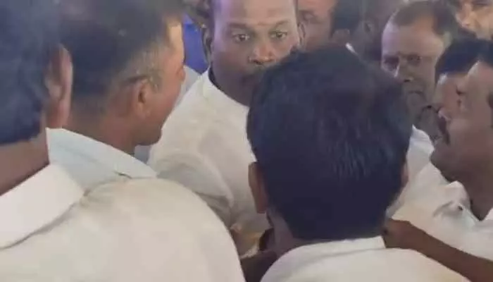 బీఆర్ఎస్ వర్సెస్ కాంగ్రెస్..సర్పంచుల మధ్య తీవ్ర వాగ్వాదం బీఆర్ఎస్ వర్సెస్ కాంగ్రెస్..సర్పంచుల మధ్య తీవ్ర వాగ్వాదం