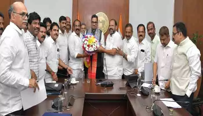 ఈ నెల 15 నుంచి ఉద్యోగుల హెల్త్ కార్డులు ఈ నెల 15 నుంచి ఉద్యోగుల హెల్త్ కార్డులు