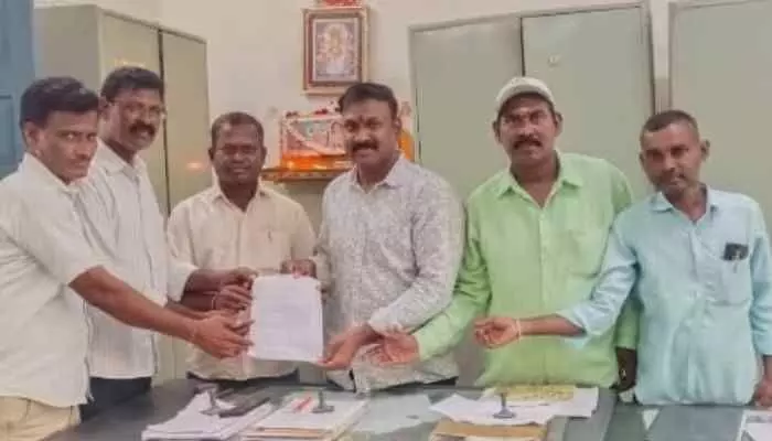 జర్నలిస్టులకు ఉచిత ప్రయాణం అందించాలి జర్నలిస్టులకు ఉచిత ప్రయాణం అందించాలి