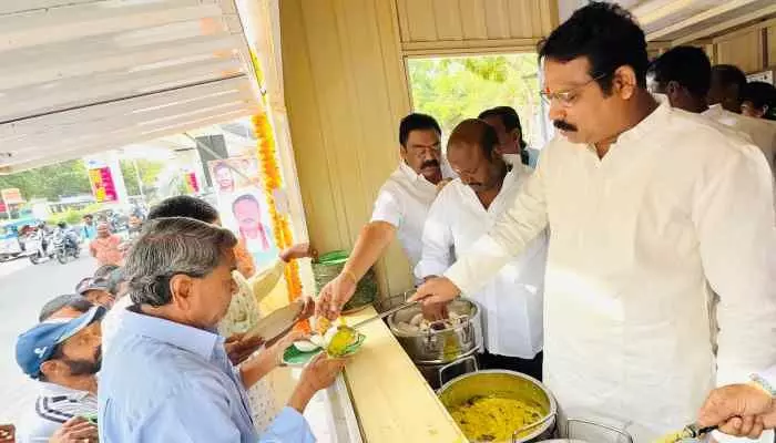 ఇందిరమ్మ క్యాంటీన్ ప్రారంభించిన ఎమ్మెల్యే శ్రీగణేష్ ఇందిరమ్మ క్యాంటీన్ ప్రారంభించిన ఎమ్మెల్యే శ్రీగణేష్