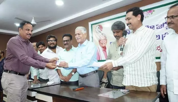 వృత్తి గౌరవాన్ని కాపాడుకోవడమే నిజమైన జర్నలిజం: మీడియా అకాడమీ చైర్మన్ శ్రీనివాస్ రెడ్డి వృత్తి గౌరవాన్ని కాపాడుకోవడమే నిజమైన జర్నలిజం: మీడియా అకాడమీ చైర్మన్ శ్రీనివాస్ రెడ్డి