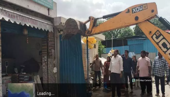 ‘వాక్ ఫ్రీ’ పుట్ పాత్ పై సీఎంసీ ఫోకస్.. 488 ఆక్రమణల కూల్చివేత ‘వాక్ ఫ్రీ’ పుట్ పాత్ పై సీఎంసీ ఫోకస్.. 488 ఆక్రమణల కూల్చివేత