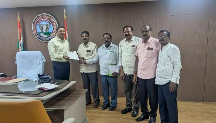 ఎలక్ట్రిక్ బస్సులు వద్దు డీజిల్ బస్సులే మేలు: ఆర్టీసీ ఎండీకి జేఏసీ విజ్ఞప్తి ఎలక్ట్రిక్ బస్సులు వద్దు డీజిల్ బస్సులే మేలు: ఆర్టీసీ ఎండీకి జేఏసీ విజ్ఞప్తి