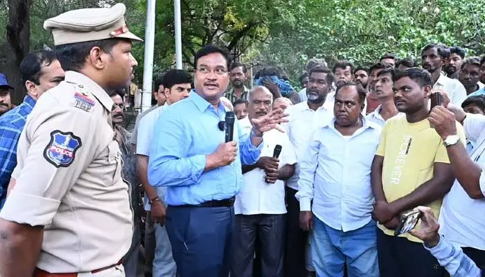 దుష్ప్రచారాన్ని నమ్మకండి: ఎంఎస్, బీఎస్ మక్తావాసులకు హైడ్రా కమిషనర్ రంగనాథ్ అభయం! దుష్ప్రచారాన్ని నమ్మకండి: ఎంఎస్, బీఎస్ మక్తావాసులకు హైడ్రా కమిషనర్ రంగనాథ్ అభయం!