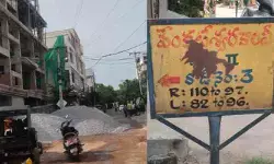 రోడ్డుపైనే నిర్మాణ సామగ్రి.. బస్తీవాసులకు నరకయాతన రోడ్డుపైనే నిర్మాణ సామగ్రి.. బస్తీవాసులకు నరకయాతన