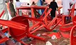 పెళ్లి విందులో మటన్ పెట్టలేదని కత్తులతో దాడి చేసుకున్న బంధువులు.. వీడియో వైరల్ పెళ్లి విందులో మటన్ పెట్టలేదని కత్తులతో దాడి చేసుకున్న బంధువులు.. వీడియో వైరల్