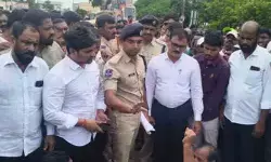 షాబాద్కు వెళ్తున్న బీఆర్ఎస్ నేతలను అడ్డుకున్న పోలీసులు షాబాద్కు వెళ్తున్న బీఆర్ఎస్ నేతలను అడ్డుకున్న పోలీసులు