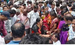 బాధిత కుటుంబాలను పరామర్శించిన మాజీ మంత్రి సత్యవతి రాథోడ్