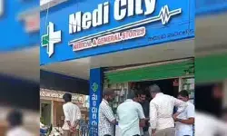 కారులో వచ్చి.. కలియ తిరిగి..