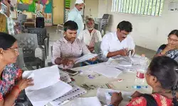 ఎస్ఐఆర్ ప్రక్రియను పరిశీలించిన తహసీల్దార్ ఎస్ఐఆర్ ప్రక్రియను పరిశీలించిన తహసీల్దార్