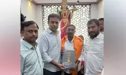 కేటీఆర్‌ను కలిసిన డాక్టరేట్ గ్రహీత కొండ గణేష్