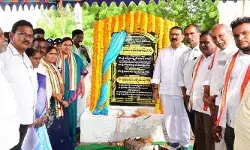 రోడ్డు పనులకు శంకుస్థాపన చేసిన ఎమ్మెల్యే