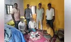 పుల్కల్లో పేకాట స్థావరం పై పోలీసుల మెరుపు దాడి.. ముగ్గురు అరెస్ట్ పుల్కల్లో పేకాట స్థావరం పై పోలీసుల మెరుపు దాడి.. ముగ్గురు అరెస్ట్