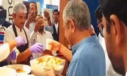 హైదరాబాద్‌లో పానీపూరి టేస్ట్ చేసిన కేంద్రమంత్రి అశ్వినీ వైష్ణవ్