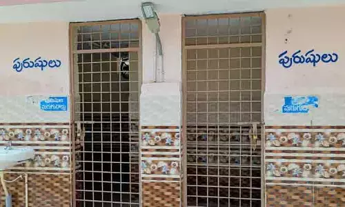 గంగాధర బస్టాండ్ మూత్రశాలలకు తాళం!