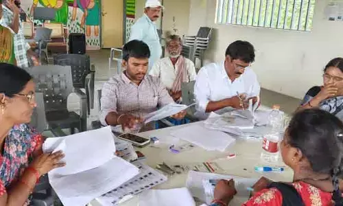 ఎస్ఐఆర్ ప్రక్రియను పరిశీలించిన తహసీల్దార్